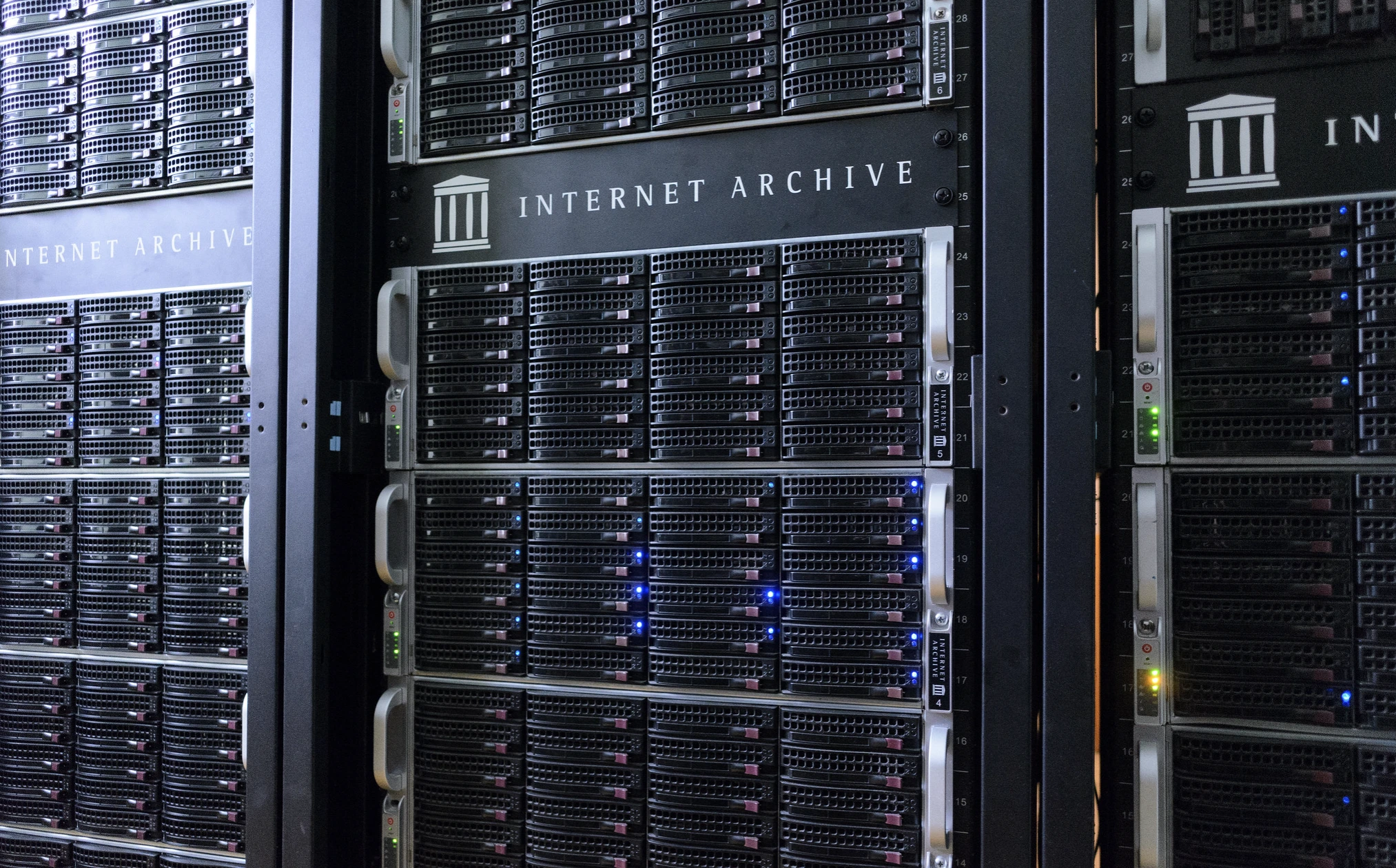 Internet Archive k&auml;rsii kyberhy&ouml;kk&auml;yksist&auml;, hakkerit l&auml;hett&auml;v&auml;t s&auml;hk&ouml;posteja.