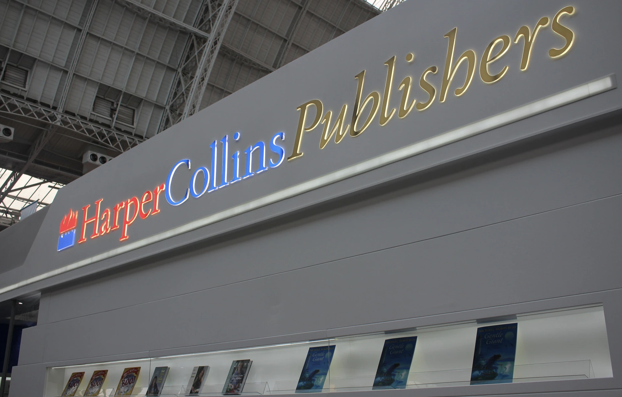 HarperCollins Tekee Yhteisty&ouml;t&auml; AI-Yrityksen Kanssa, Kirjailijat K&auml;yv&auml;t Debatin Osallistumisesta