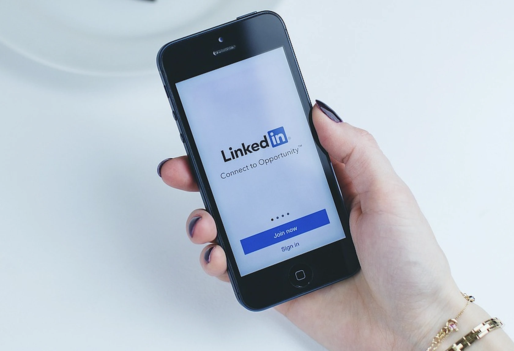 LinkedIn kohtaa oikeusjutun, koska sen v&auml;itet&auml;&auml;n jakaneen k&auml;ytt&auml;jien viestej&auml; AI-mallien kouluttamiseksi