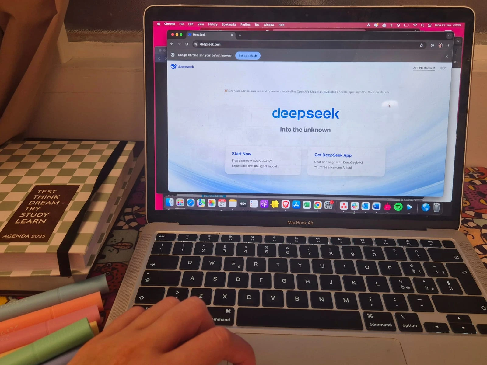 DeepSeek Rajoittaa Rekister&ouml;itymisi&auml; Kyberhy&ouml;kk&auml;ysten Seurauksena