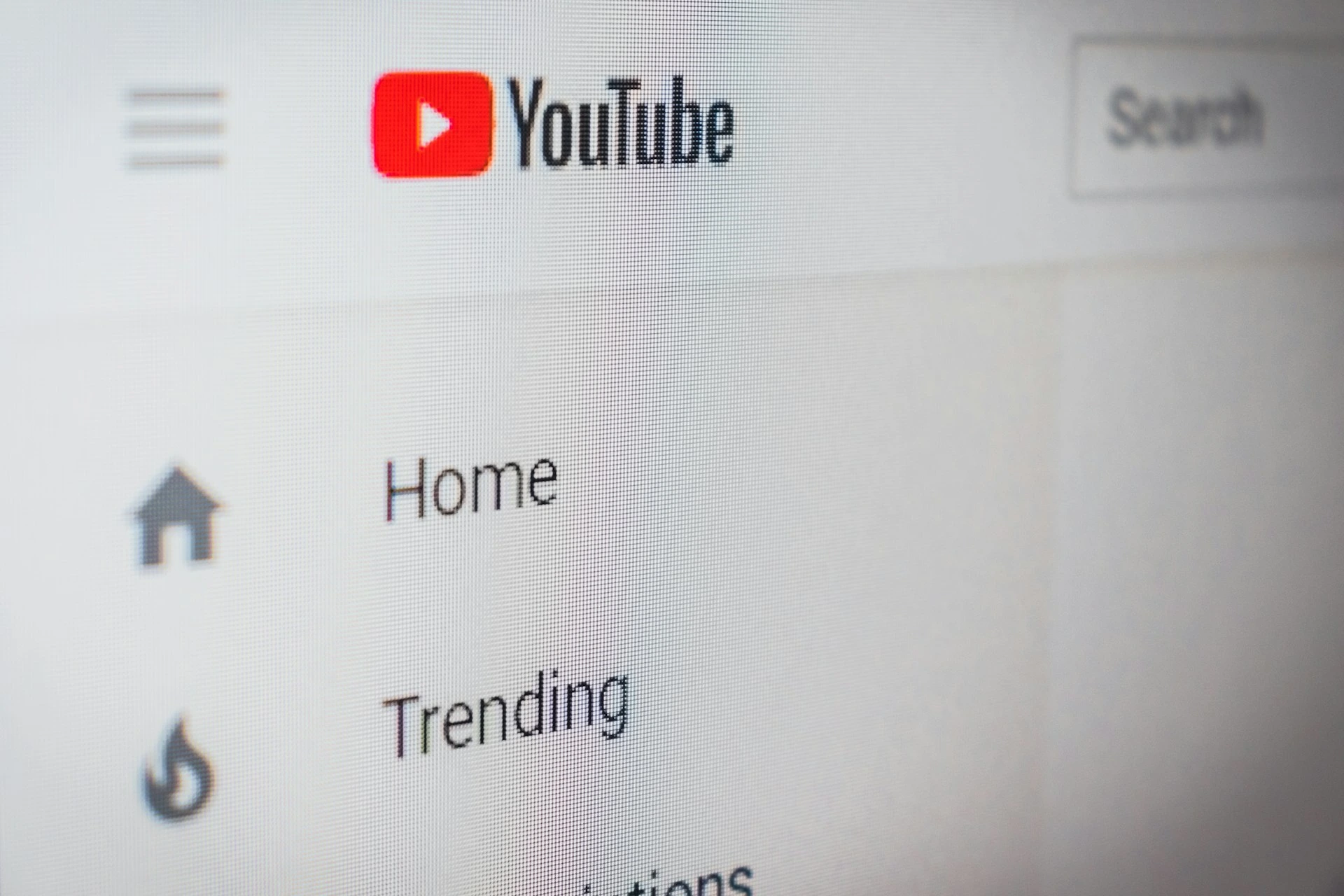 Ven&auml;j&auml; sakottaa Googlea YouTube-sis&auml;ll&ouml;st&auml;, joka koskee sotilaallista antautumista