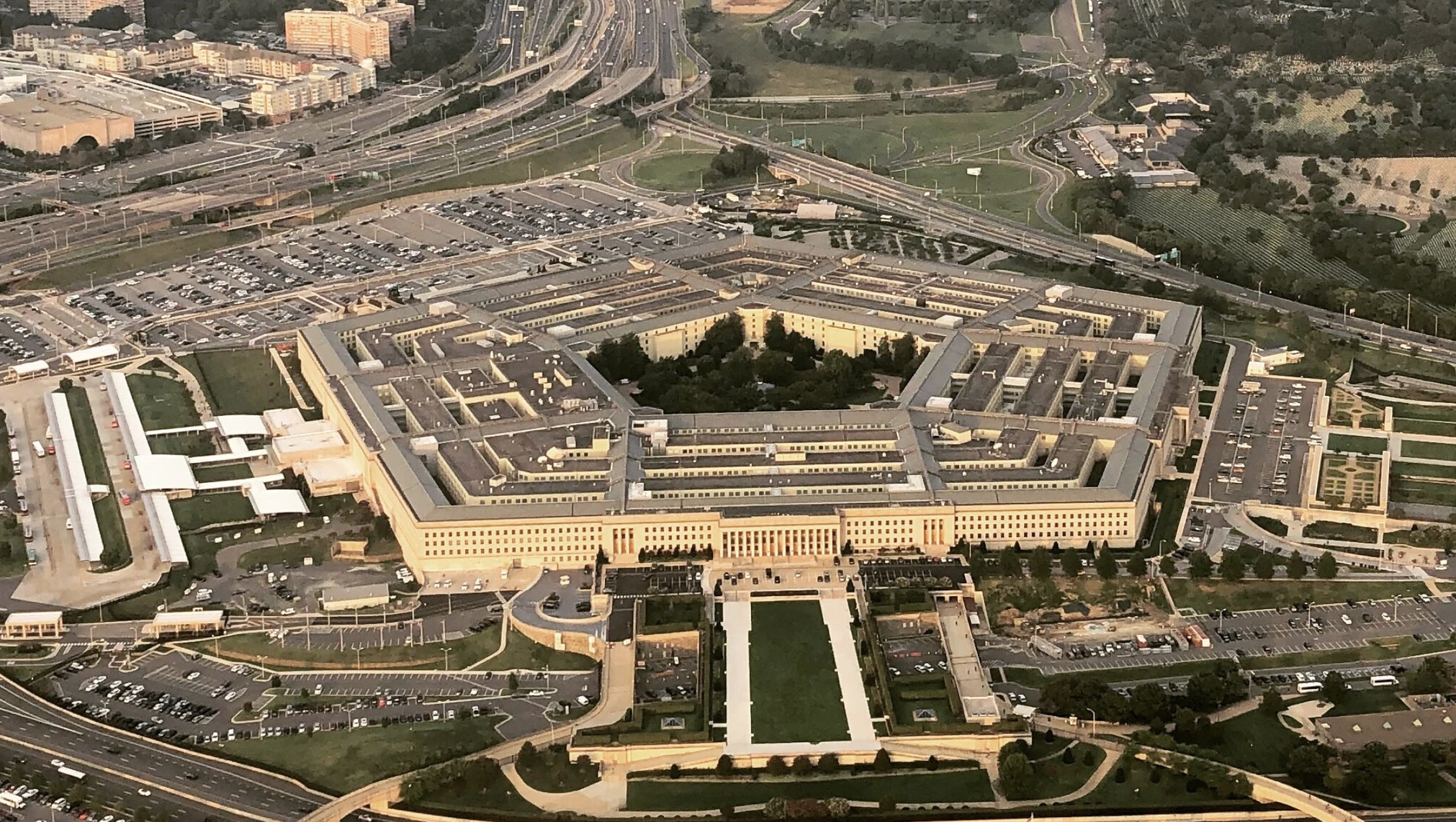 Pentagon hyödyntää tekoälyä sotilaallisessa suunnittelussa Thunderforge-projektin avulla
