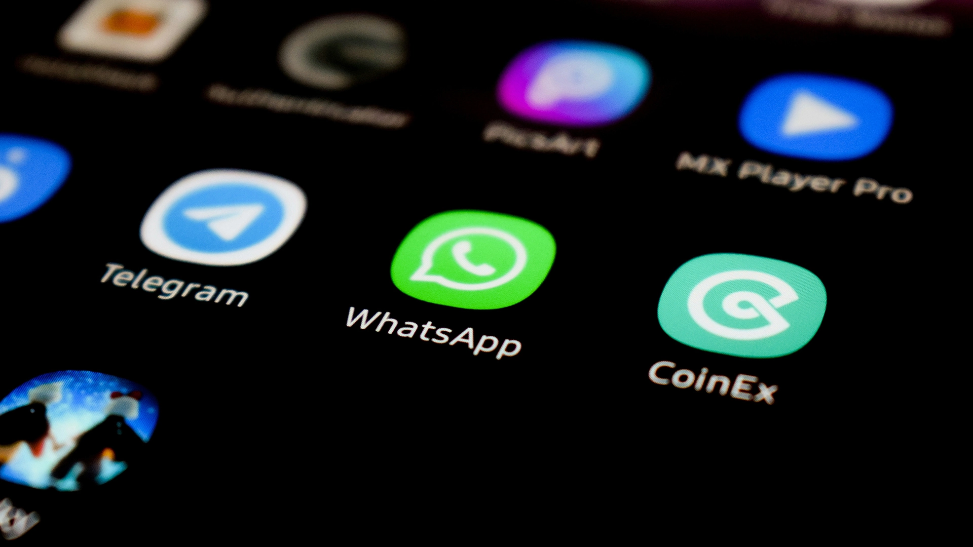 WhatsApp lanseeraa mainokset statuksiin ja lis&auml;&auml; maksullisia kanavatoimintoja